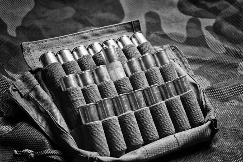 Warunki sprzedaży broni i amunicji są określone przepisami i objęte nadzorem